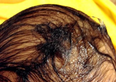No frotes ni agites el pelo, ya que esto provoca que el cabello se enrede. Si el pelo se enredara, cepíllalo suavemente mientras el champú aún está en él. El champú hace que el pelo resbale y sea más fácil de desenredar.