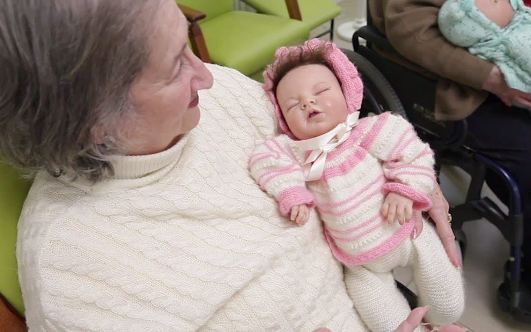 Los Bebés Reborn mejoran la vida de las personas con Alzheimer